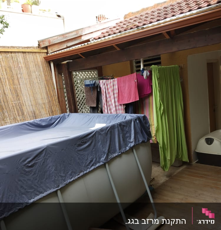 גג רעפים חום עם קורות עץ תומכות